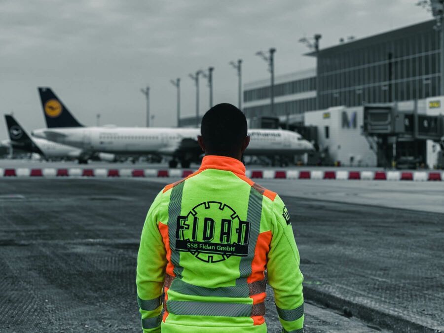 SSB Fidan Mitarbeiter vor dem Flughafen in München